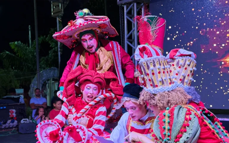 Natal Encantado de São Miguel do Araguaia começa com luzes, surpresa e até neve na praça da cidade