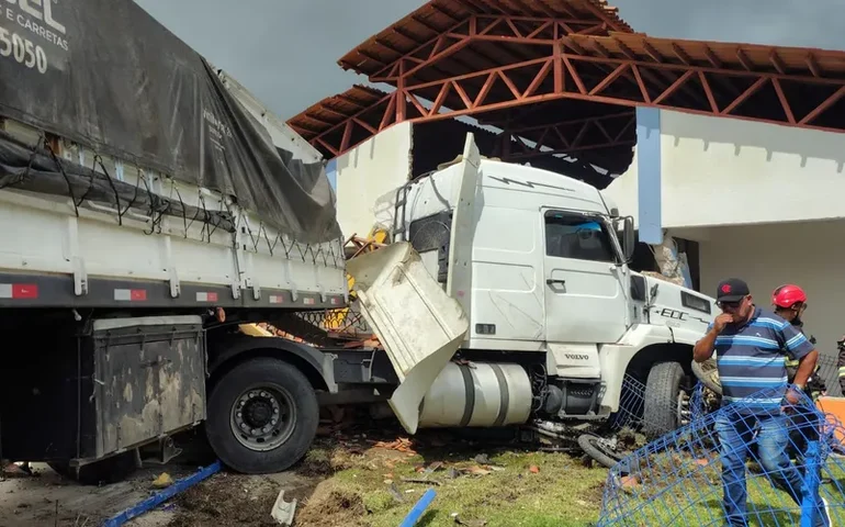 Carreta desgovernada invade escola recém-inaugurada às margens da AL-110