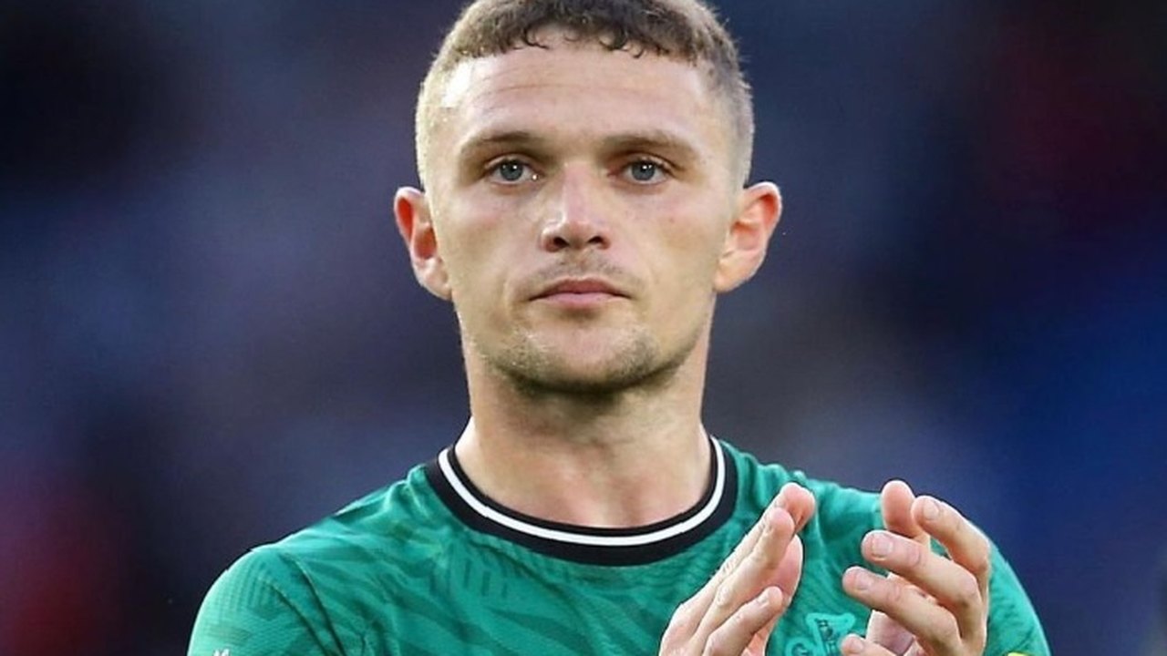 Lateral do Newcastle revela mágoa com filho antes de enfrentar o PSG: 'Quer entrar em campo com Mbappé e não comigo'
