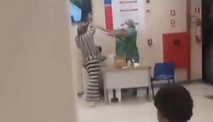 Paciente partiu para cima de enfermeira, que revidou aplicando golpes com uma muleta / Foto: Reprodução