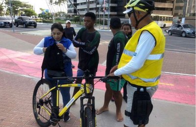 Equipe do Ronda no Bairro recupera bolsa furtada na orla de Ponta Verde