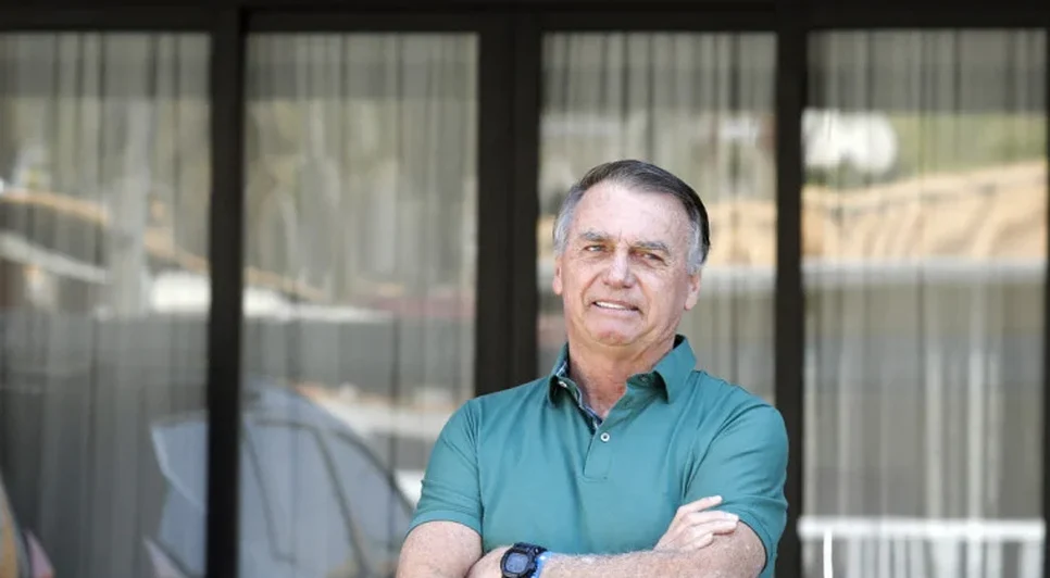 Condenado por tentativa de golpe, Bolsonaro cumpre pena em prisão domiciliar