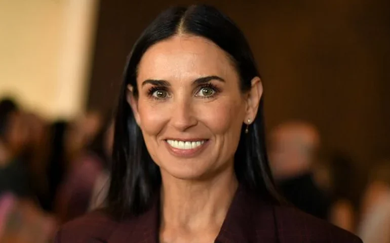 Demi Moore compartilha fotos inéditas de Bruce Willis com a neta em aniversário de 71 anos