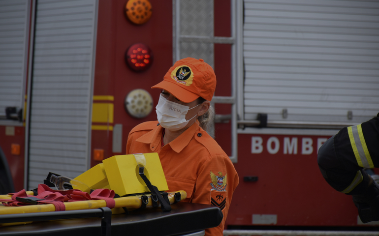 Corpo de Bombeiros controla risco de incêndio após capotamento de carro em Flexeiras