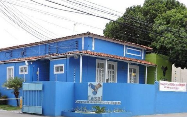 Casal efetua manutenção em adutora do sistema que abastece Junqueiro e São Sebastião