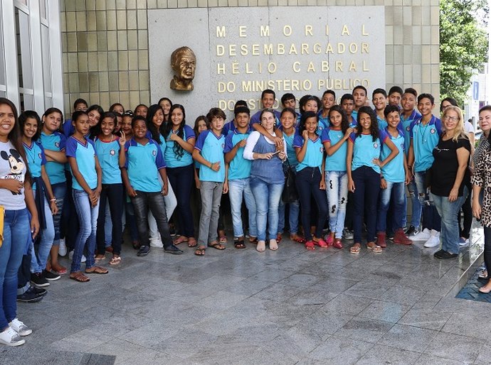 Estudantes visitam o Memorial Desembargador Hélio Cabral do MP/AL
