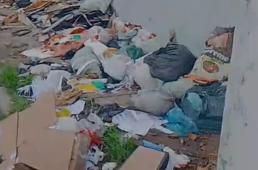 Acúmulo de resíduos em rua da capital gera alerta para riscos ambientais