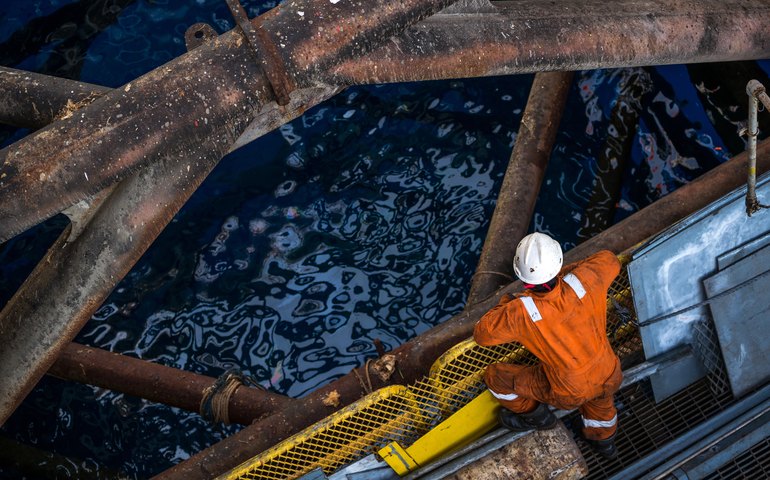 Petróleo fecha em queda com projeções de DoE e Opep e expectativa por encontro Trump-Putin