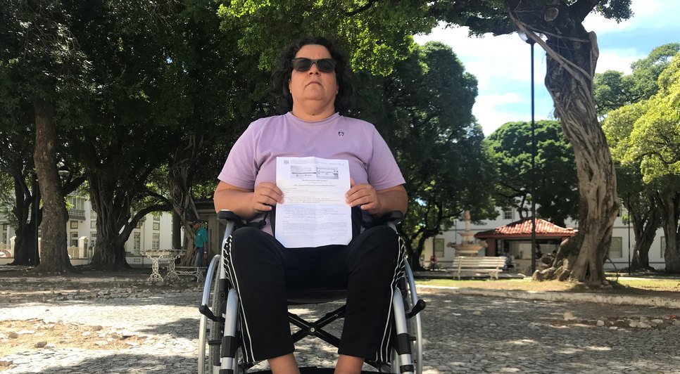 mulher perde cadeira de rodas ao ser assaltada