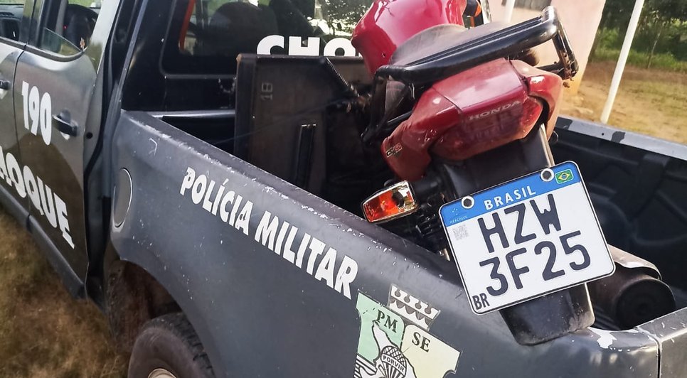 Polícia Militar apreende drogas e moto após troca de tiros com traficante na Grande Aracaju