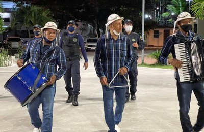 Banda da Guarda alegra a noite de moradores e pedestres com muito forró