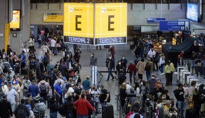 Anvisa retoma obrigatoriedade do uso de máscaras em aeroportos e aviões no Brasil / Foto: Foto: Roosevelt Cassio/Reuters
