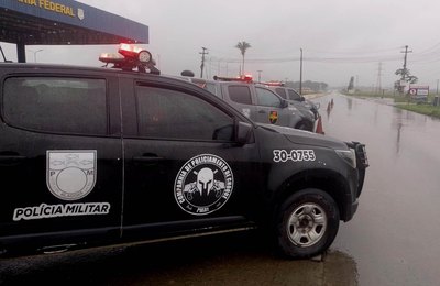 PM encontra entorpecentes em ônibus que transportavam torcida organizada