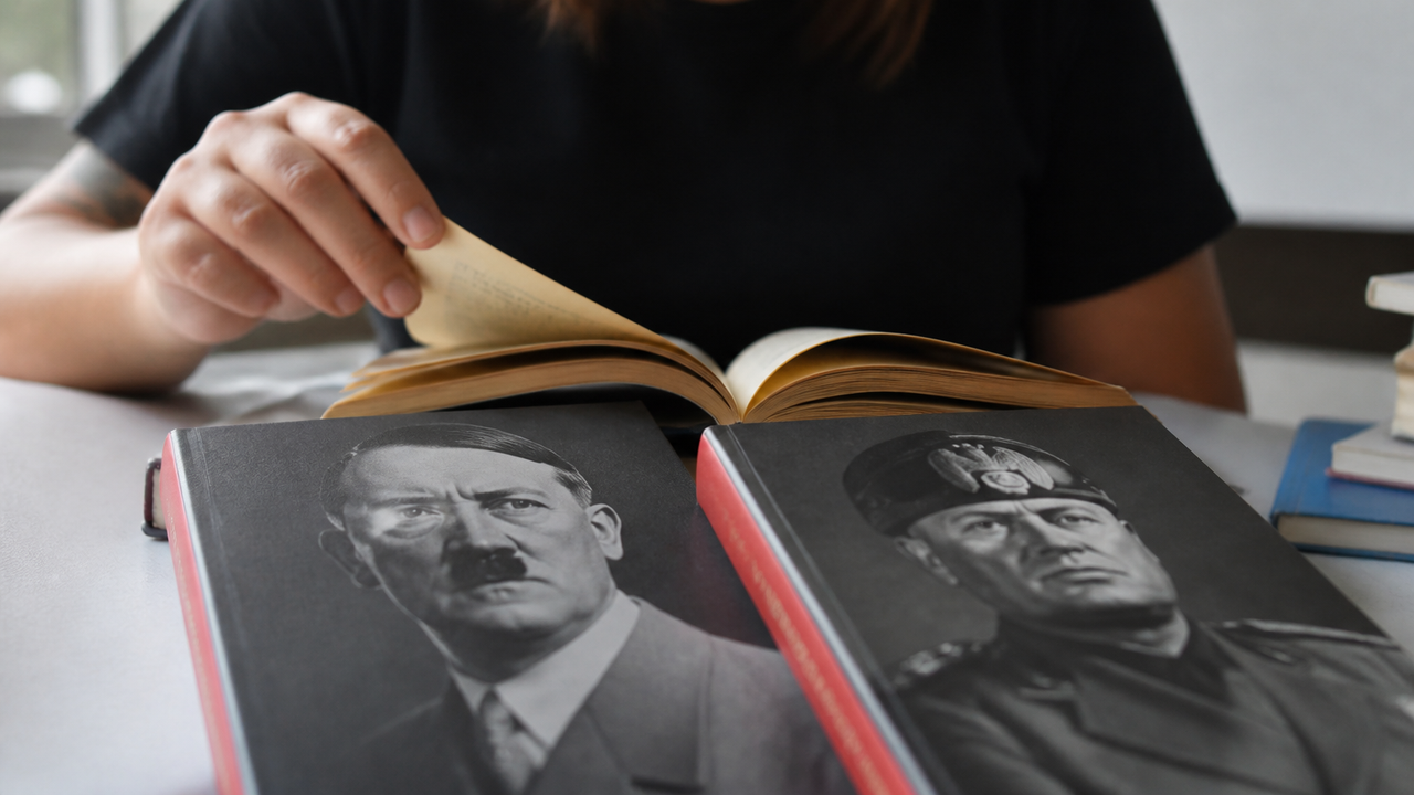 Educadora é afastada após recomendar biografias de Hitler e Mussolini