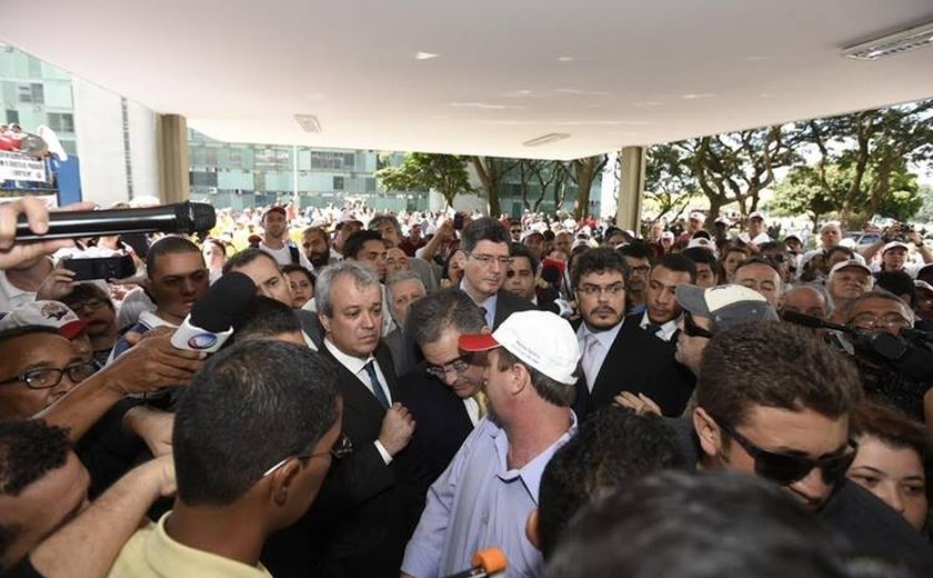 Em meio a tumulto, ministro Joaquim Levy negocia com manifestantes