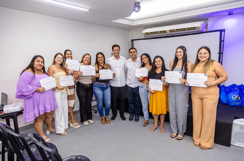 Vice-prefeito entrega certificados para 80 alunas de cursos profissionalizantes em Maceió