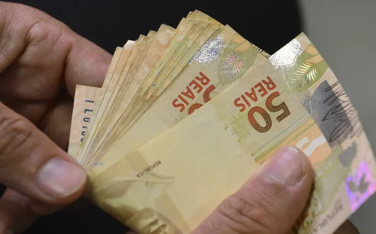 Dívidas de servidores públicos é tema de debate na Câmara; assista