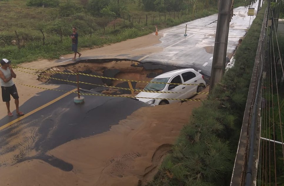 carro cai dentro de buraco 