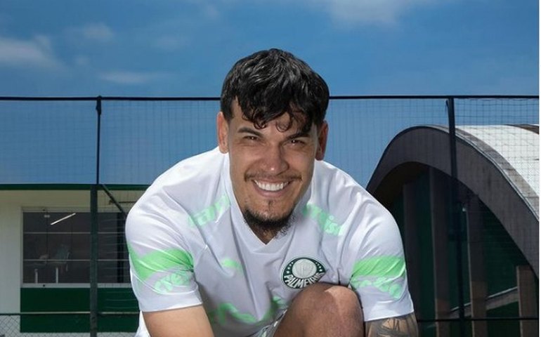 Gómez diz estar com 'fome' por título do Palmeiras e trata Santos como 'rival histórico'