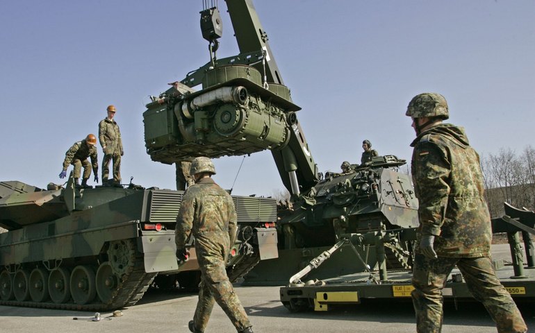 Jornal: Exército da Suíça usa tanques de papelão para exercícios devido à falta de blindados reais