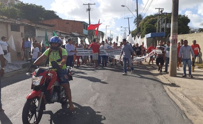 Moradores bloqueiam completamente avenida desde 7h da manhã