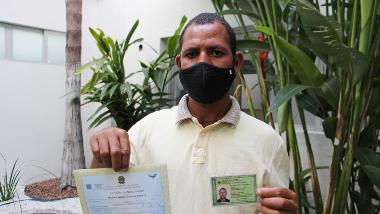 Carroceiro consegue registrar filha recém nascida após assistência da Casa de Direitos