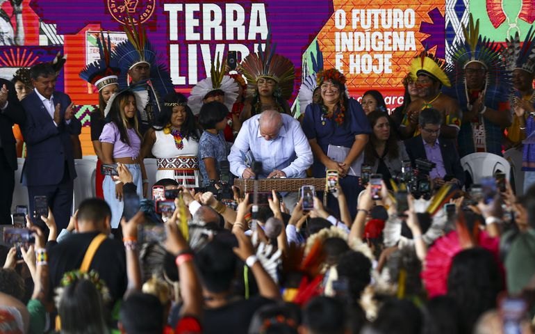 Lula diz que vai demarcar o maior número possível de terras indígenas