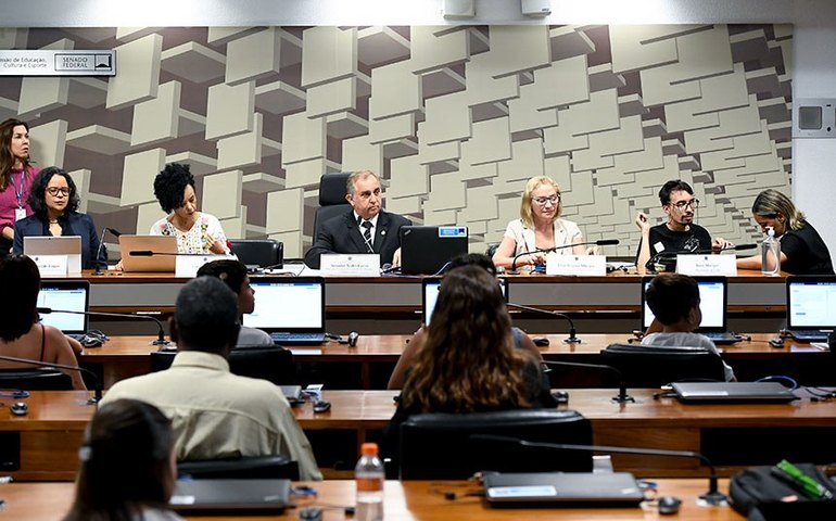 Política educacional deve favorecer inclusão de aluno com deficiência, aponta debate