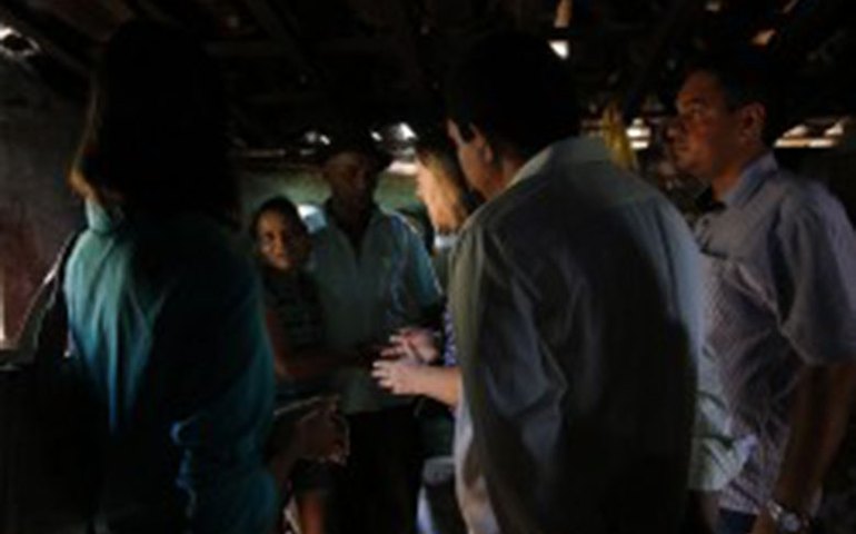 Prefeito Júlio Cezar visita família da menina que foi assassinada pelo pai, em Palmeira dos Índios