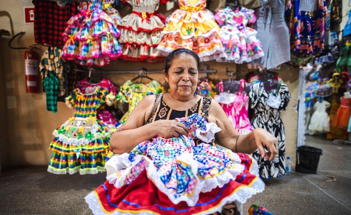 Costureiras e artesãs de Maceió intensificam a produção de trajes típicos para abastecer o mercado no período junino