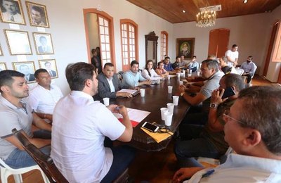 Prefeito Cacau recebeu representantes da Equatorial Energia para tratar sobre quedas de energias em Marechal 