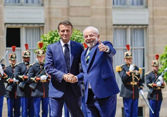 Com apoio de Macron, senado da França proíbe linguagem inclusiva: 'em francês, o masculino é o neutro'