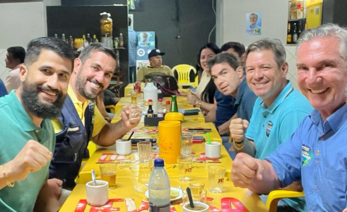 Políticos aliados de Bolsonaro acompanharam entrevista Políticos aliados de Bolsonaro acompanharam entrevista