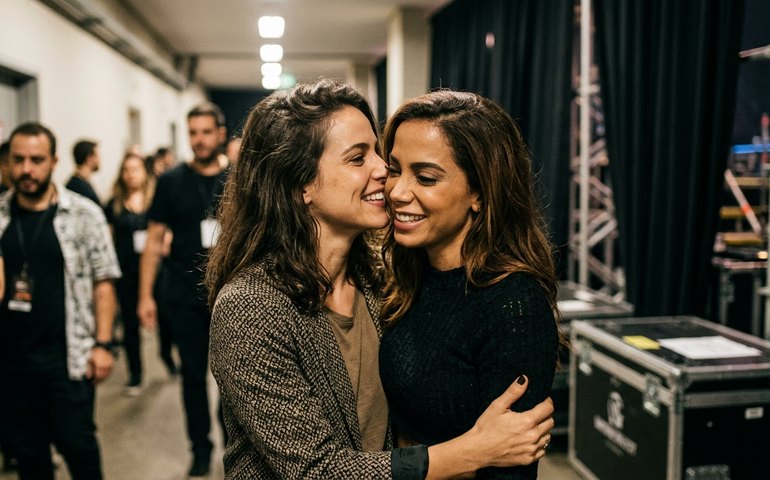 Em meio a rumores de romance com Anitta, Alice Carvalho parabeniza a cantora: 'Monta no mundo'