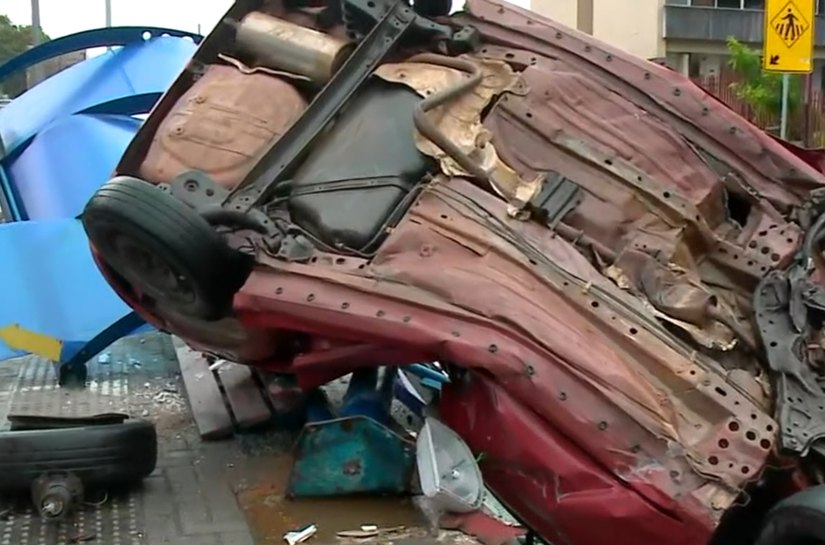 Carro colide, derruba poste e destrói ponto de ônibus na Avenida Durval de Góes Monteiro, em Maceió