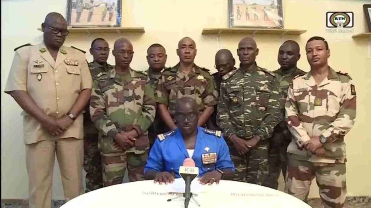 Níger: militares avaliam processar presidente deposto, e bloco da África Ocidental reage