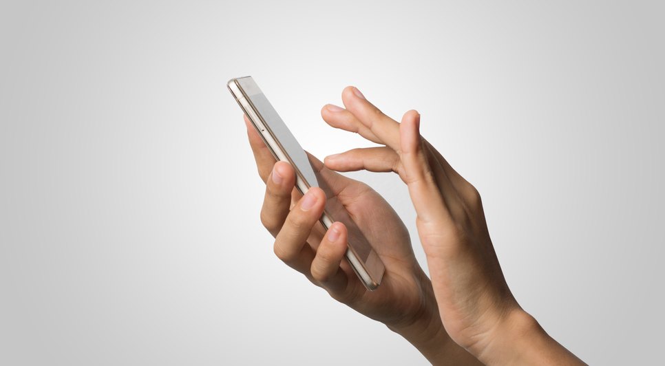 mulher-mao-segurando-telefone-tela-vazia-tela-copie-o-espaco-hand-holding-smartphone-isolado-no-fundo-branco / Foto: Foto: Freepik/ Ilustrativa