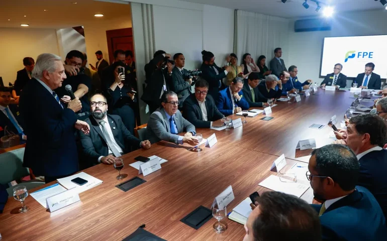 Presidente da CACB pede a Hugo Motta reajuste urgente do Simples Nacional