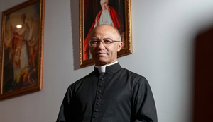 Padre Françoá Costa foi excomungado após se aliar a grupo 'proibido' pela Igreja