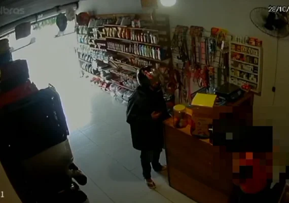 Homem armado assalta pet shop na Serraria em Maceió minutos após abertura