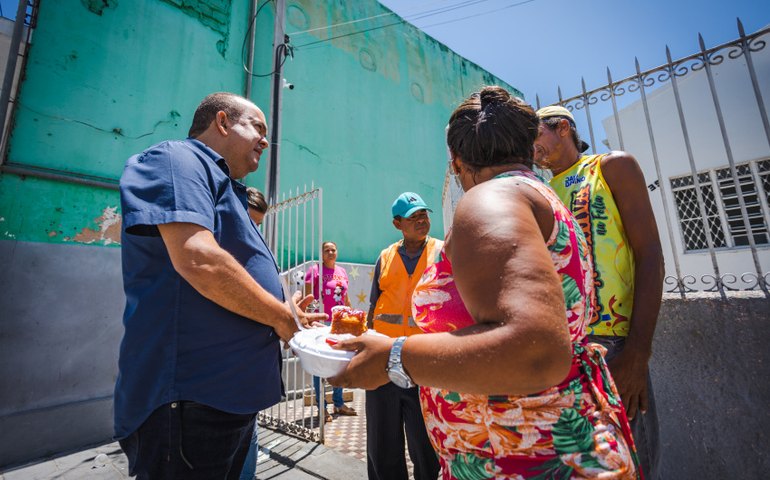 Secretário de Assistência Social acompanha entrega de refeições no Centro Pop II