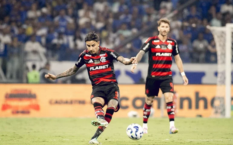 Gabigol decide nos acréscimos, Cruzeiro vence Flamengo e Palmeiras lidera Brasileirão