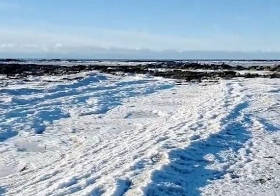 Frio extremo congela ondas do mar na província Terra do Fogo