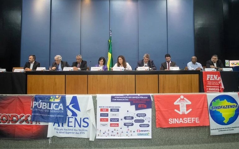 Governo assina acordo com sindicatos para reajuste de 9% aos servidores federais