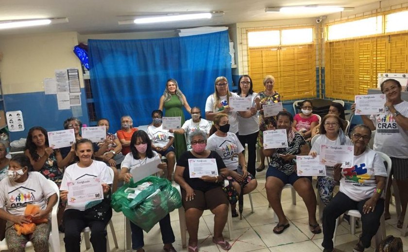 Grupo de idosas do Cras Cacilda Sampaio recebe certificado de Curso de Artesanato