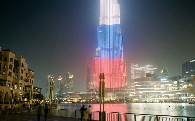 Burj Khalifa é iluminado com as cores da Rússia no Dia da Rússia