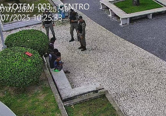Em Arapiraca, homem é preso com faca após ser flagrado descartando possível furto