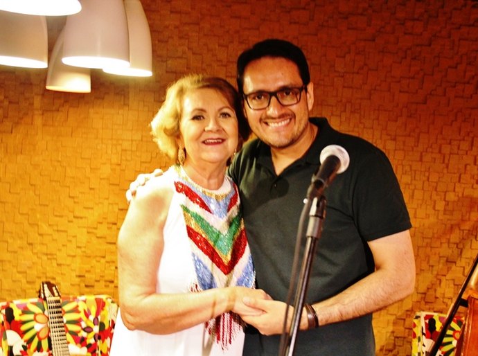 Leureny retorna à Comedoria neste sábado cantando olho no olho