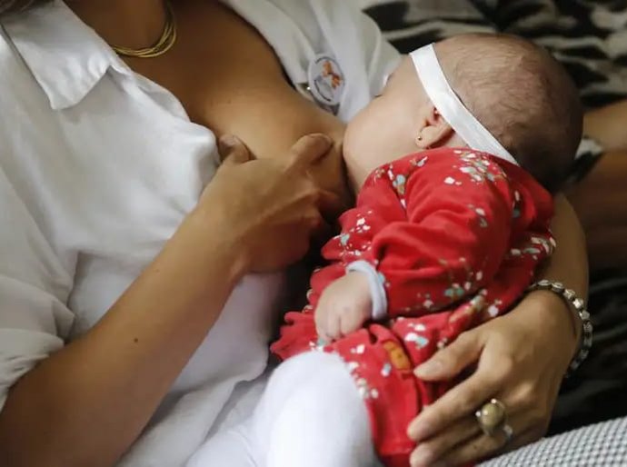 Lei municipal garante direito da mãe de amamentar em qualquer local de Maceió