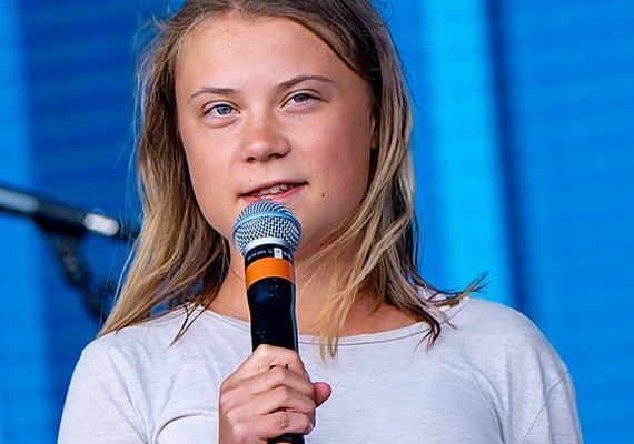 Homem invade palco de comício e arranca microfone de Greta Thunberg por fala pró-palestinos; vídeo
